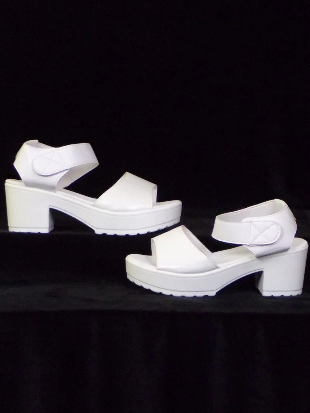 XIN HAO size 9.5 (?) white mid-heel 2-strap platform sandals all synth. mat.